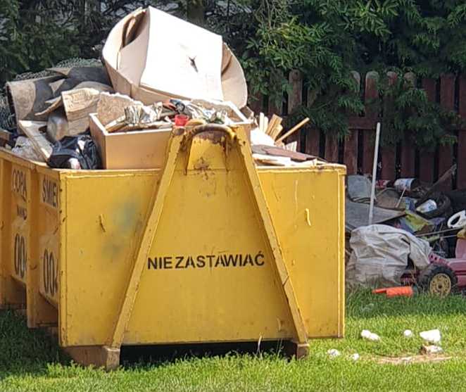 Kontenerowy wywóz śmieci po remontowych. Legnica
